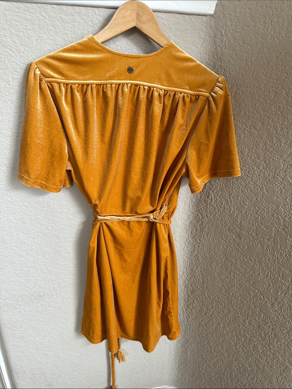 Billabong Orange Mustard Velvet Lush For Life Wrap Dress Size L NWTs - Picture 4 of 8